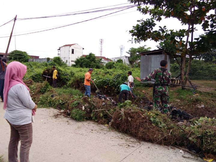 Gotong Royong Normalisasi Paret di Jalan Pemuda RT.006,007,008,009, dan 010 pada Kamis, 17 Januari 2019 Pukul 07.00 WITA