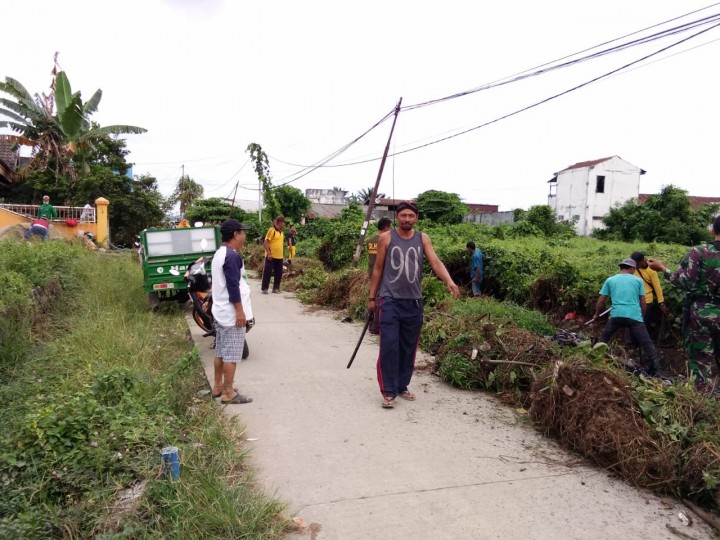Gotong Royong Normalisasi Paret di Jalan Pemuda RT.006,007,008,009, dan 010 pada Kamis, 17 Januari 2019 Pukul 07.00 WITA
