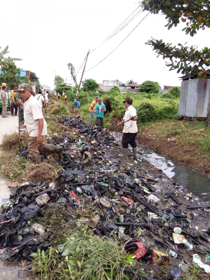 Gotong Royong Normalisasi Paret di Jalan Pemuda RT.006,007,008,009, dan 010 pada Kamis, 17 Januari 2019 Pukul 07.00 WITA