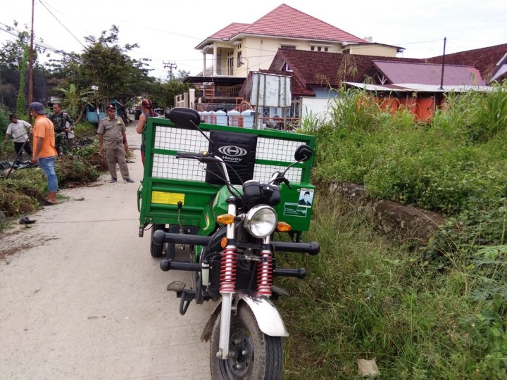 Gotong Royong Normalisasi Paret di Jalan Pemuda RT.006,007,008,009, dan 010 pada Kamis, 17 Januari 2019 Pukul 07.00 WITA