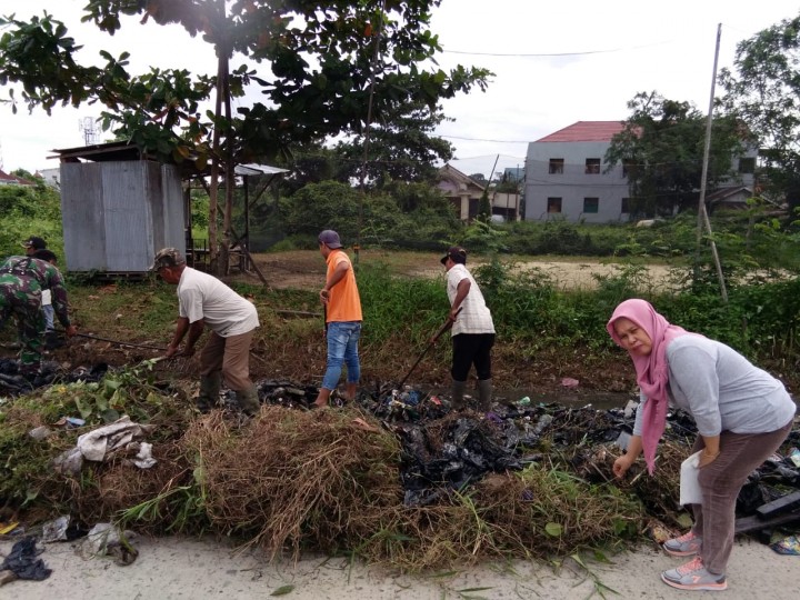 Gotong Royong Normalisasi Paret di Jalan Pemuda RT.006,007,008,009, dan 010 pada Kamis, 17 Januari 2019 Pukul 07.00 WITA
