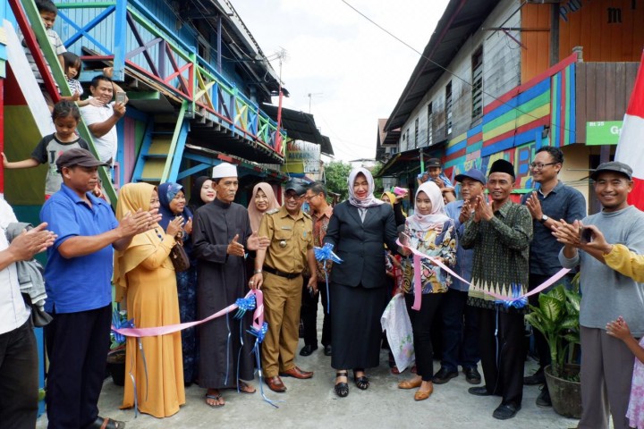 Peresmian Kampung Warna Warni di Jalan Hasan Basri Gg. Jontor RT.025 oleh ibu Camat Sungai Pinang Pada Selasa, 15 Januari 2018 Pukul 09.00 WITA