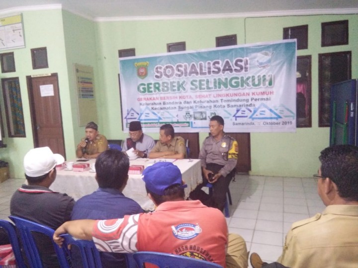 Sosialisasi Program Gerakan Bersih Kota Sehat Lingkungan Kumuh oleh Dinas Lingkungan Hidup Kota Samarinda (DLH) - tanggal 22 Oktober 2019 di Aula Kelurahan Temindung Permai