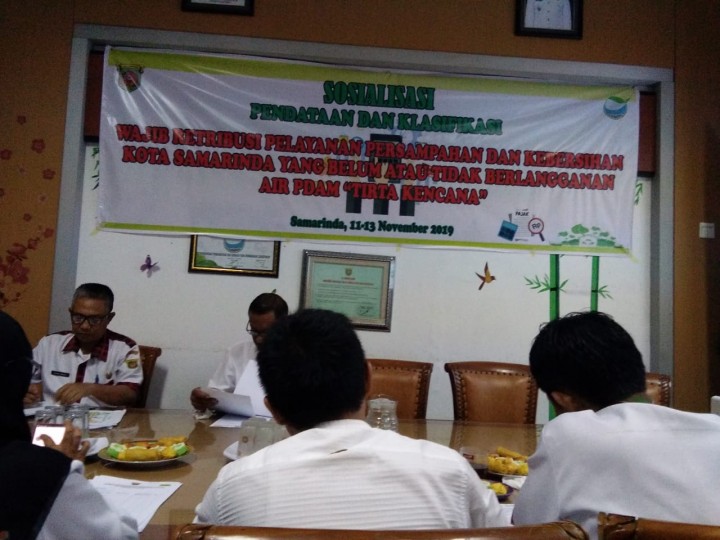 Sosialisasi Pendataan Klarifikasi Wajib Retribusi Pelayanan PDAM Tirta Kencana di Ruang Rapat Kepala DLH Kota Samarinda. 13 November 2019