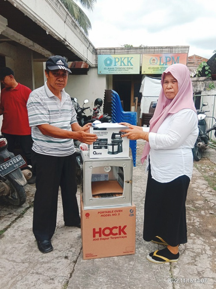 Penyerahan bantuan Pelatihan  alat pembuatan Kue untuk Warga RT.003 Kelurahan Temindung Permai