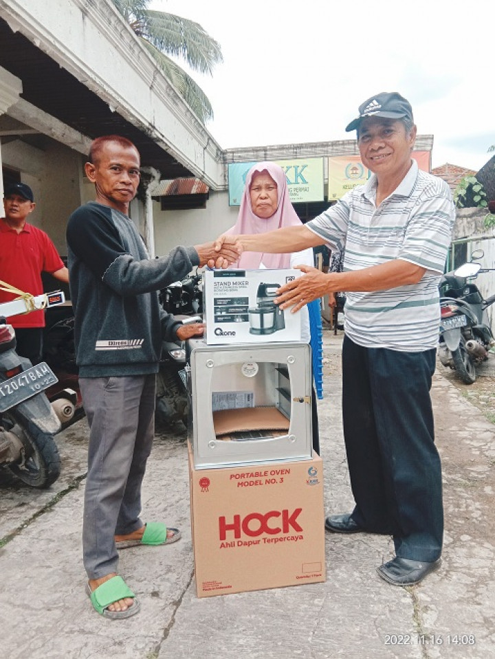 Penyerahan bantuan Pelatihan  alat pembuatan Kue untuk Warga RT.003 Kelurahan Temindung Permai