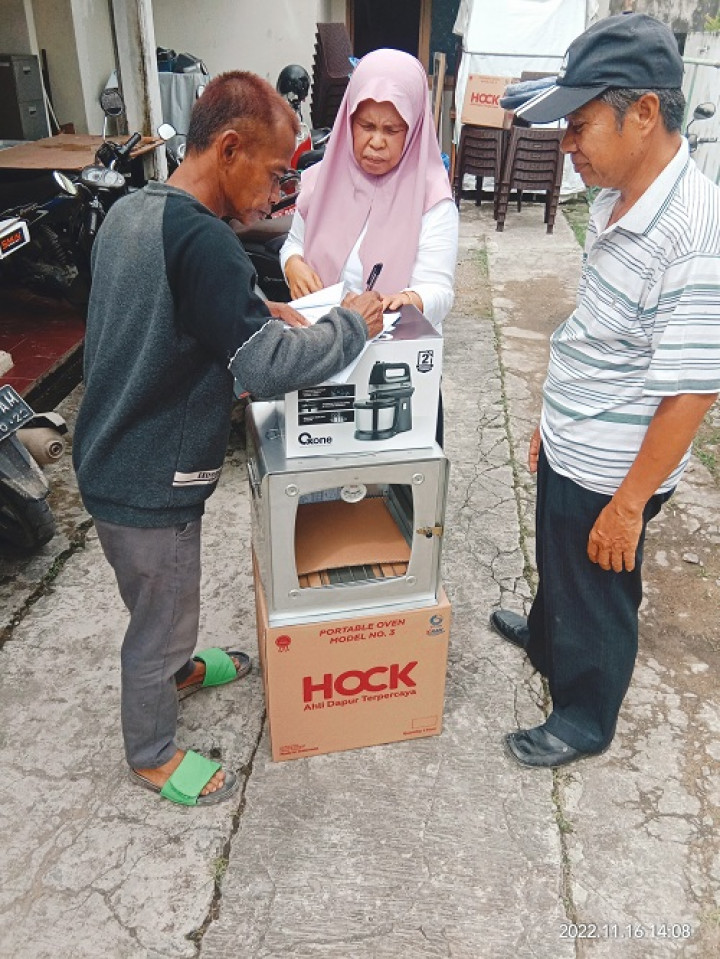 Penyerahan bantuan Pelatihan  alat pembuatan Kue untuk Warga RT.003 Kelurahan Temindung Permai