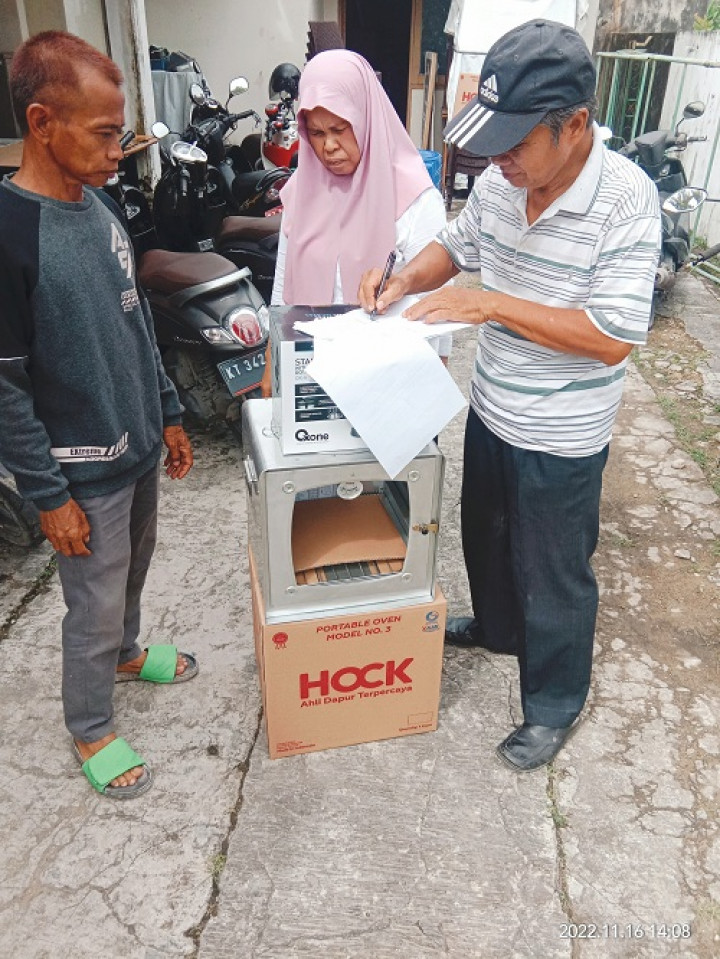 Penyerahan bantuan Pelatihan  alat pembuatan Kue untuk Warga RT.003 Kelurahan Temindung Permai