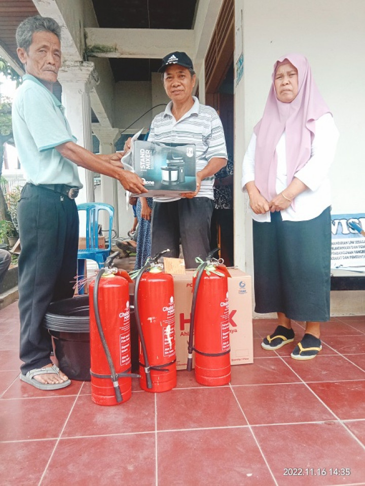 Penyerahan bantuan Pelatihan  alat Damkar  untuk warga RT.004 Kelurahan Temindung Permai