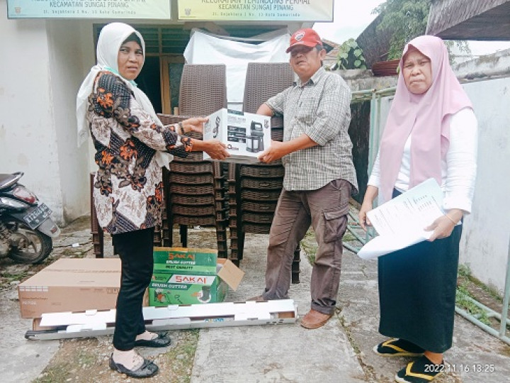 Penyerahan bantuan Pelatihan  alat pembuatan Kue untuk Warga RT.005 Kelurahan Temindung Permai