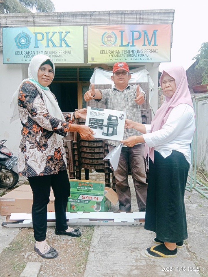 Penyerahan bantuan Pelatihan  alat pembuatan Kue untuk Warga RT.005 Kelurahan Temindung Permai