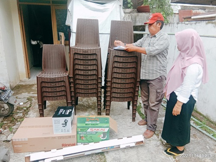 Penyerahan bantuan  kursi dan tenda kegiatan Rukun Kematian untuk Warga RT.005 Kelurahan Temindung Permai