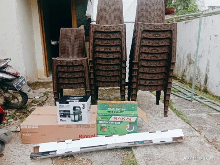Penyerahan bantuan  kursi dan tenda kegiatan Rukun Kematian untuk Warga RT.005 Kelurahan Temindung Permai