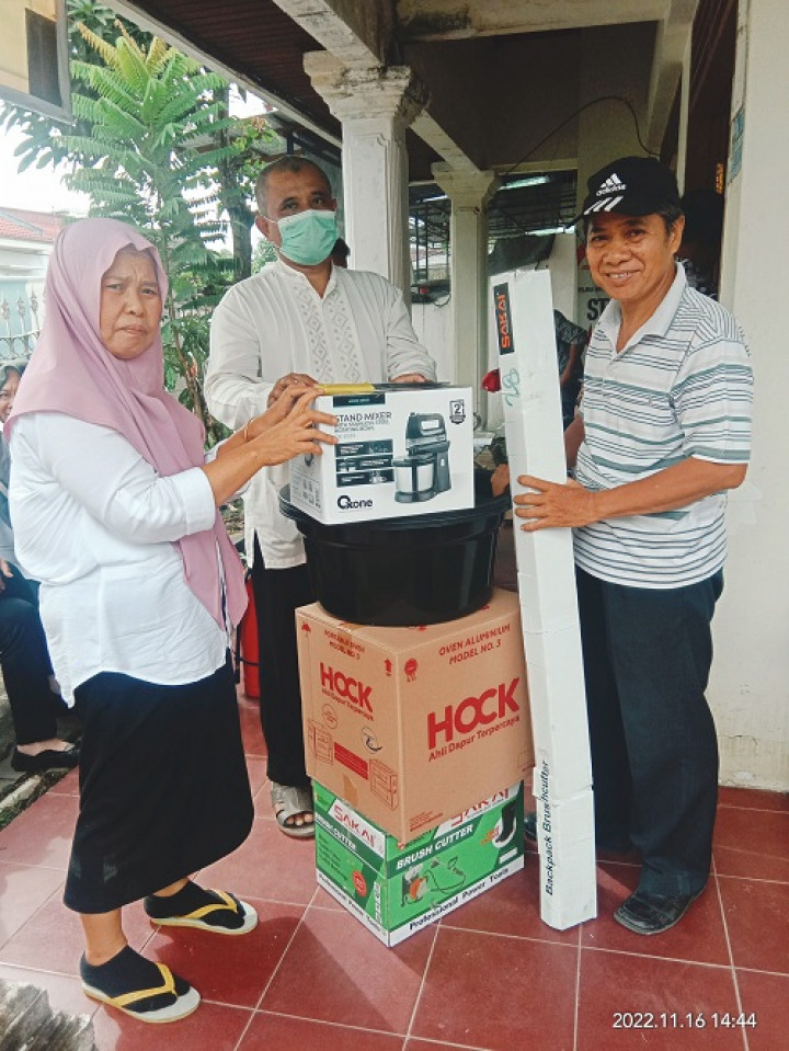 Penyerahan bantuan Pelatihan  alat pembuatan Kue untuk Warga RT.006 Kelurahan Temindung Permai