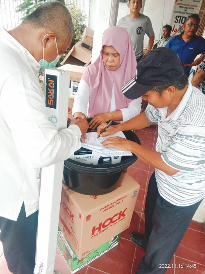 Penyerahan bantuan mesin rumput untuk Warga RT.006 Kelurahan Temindung Permai