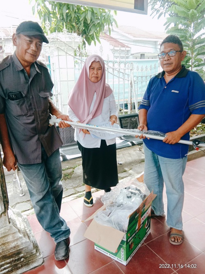 Penyerahan bantuan mesin rumput untuk Warga RT.007 Kelurahan Temindung Permai