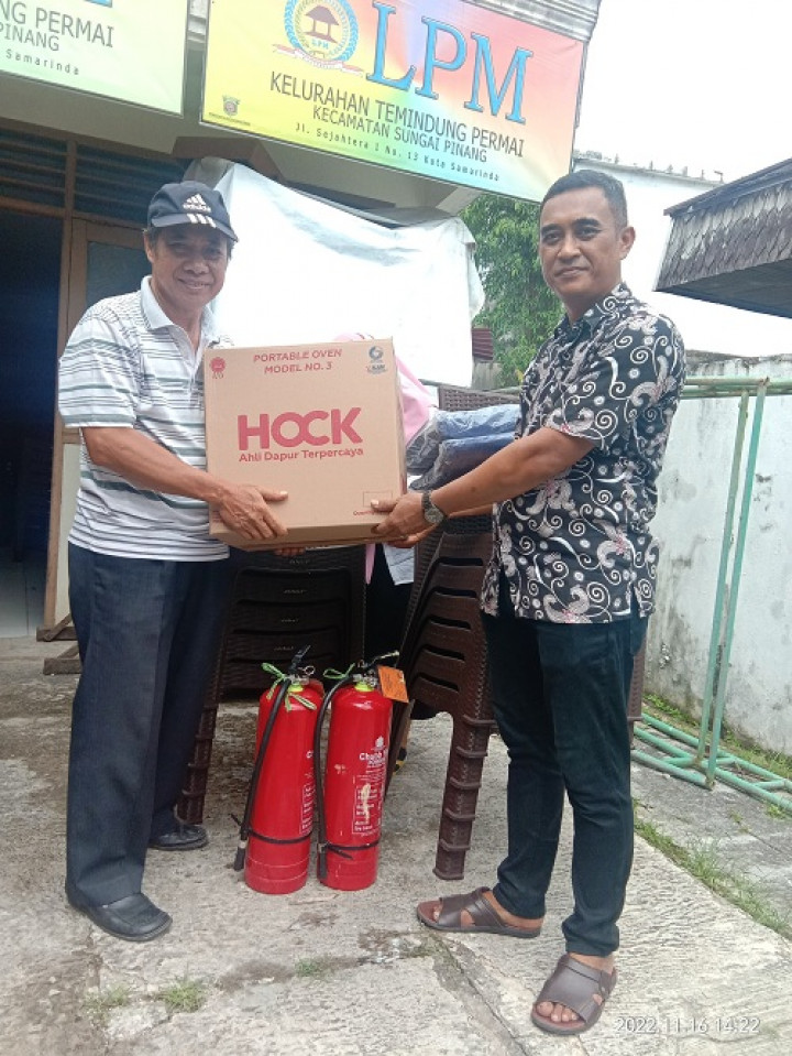 Penyerahan bantuan kursi dan tenda kegiatan Rukun Kematian untuk Warga RT.009 Kelurahan Temindung Permai