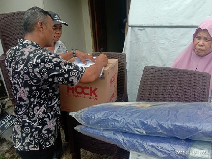 Penyerahan bantuan kursi dan tenda kegiatan Rukun Kematian untuk Warga RT.009 Kelurahan Temindung Permai