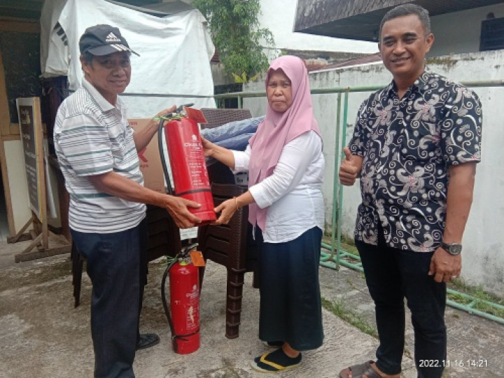 Penyerahan bantuan Pelatihan Pencegahan Bahaya Kebakaran Alat Damkar untuk Warga RT.009 Kelurahan Temindung Permai