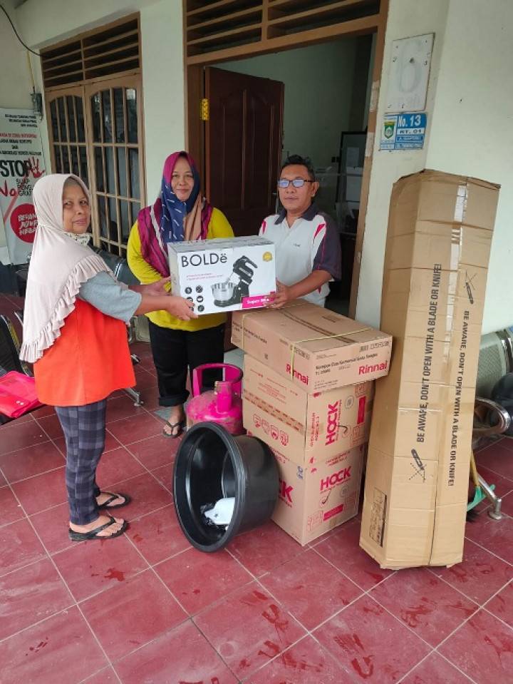 Penyerahan bantuan Pelatihan  alat pembuatan Kue untuk  dan Kursi untuk kegiatan Rukun Kematian Warga RT.010 Kelurahan Temindung Permai
