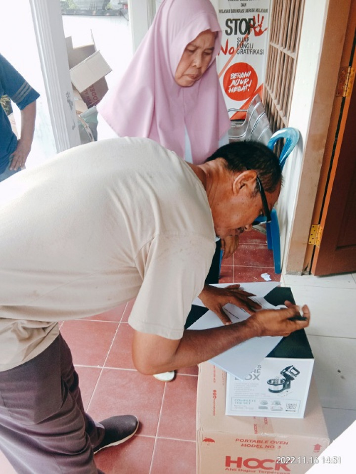 Penyerahan bantuan Pelatihan  alat pembuatan Kue dan alat mesin rumput untuk Warga RT.011 Kelurahan Temindung Permai