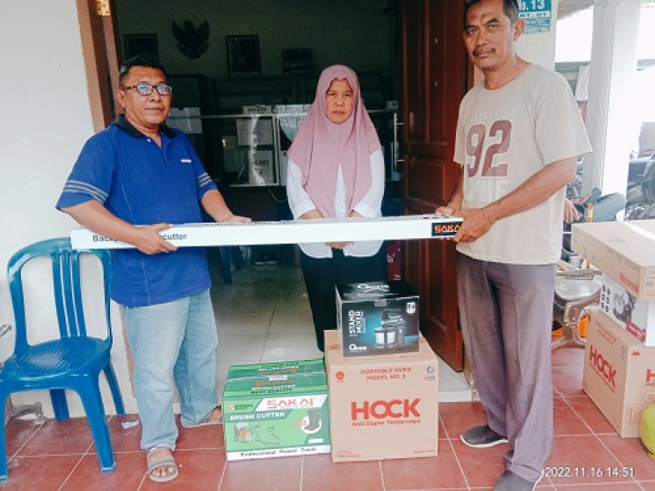 Penyerahan bantuan Pelatihan  alat pembuatan Kue dan alat mesin rumput untuk Warga RT.011 Kelurahan Temindung Permai