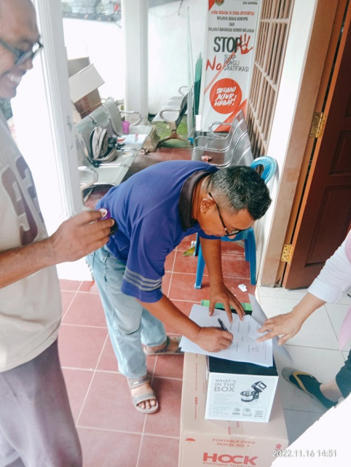 Penyerahan bantuan Pelatihan  alat pembuatan Kue dan alat mesin rumput untuk Warga RT.011 Kelurahan Temindung Permai