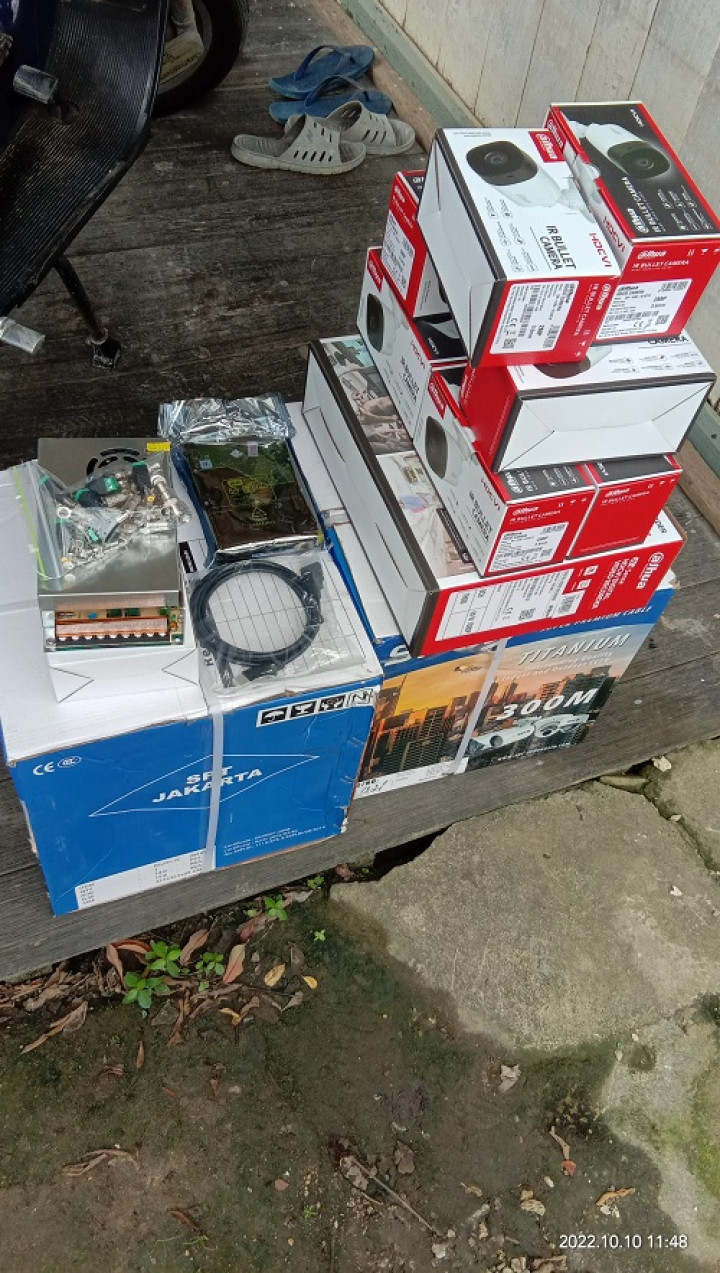 Penyerahan bantuan Pelatihan  alat pembuatan lemari/meubel, CCTV, mesin pompa air, mesin rumput, dan kursi plastik  untuk Warga RT.014 Kelurahan Temindung Permai