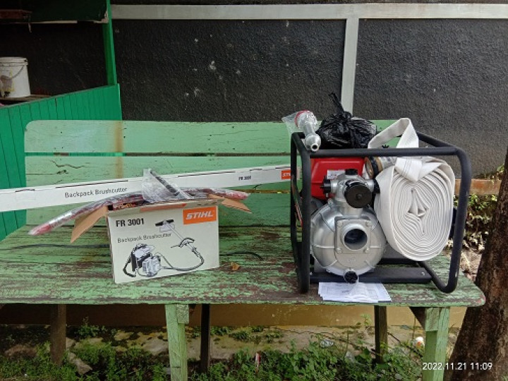 Penyerahan bantuan Pelatihan  alat pembuatan lemari/meubel, CCTV, mesin pompa air, mesin rumput, dan kursi plastik  untuk Warga RT.014 Kelurahan Temindung Permai