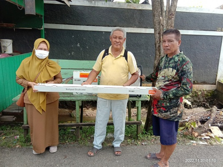 Penyerahan bantuan Pelatihan  alat pembuatan lemari/meubel, CCTV, mesin pompa air, mesin rumput, dan kursi plastik  untuk Warga RT.014 Kelurahan Temindung Permai