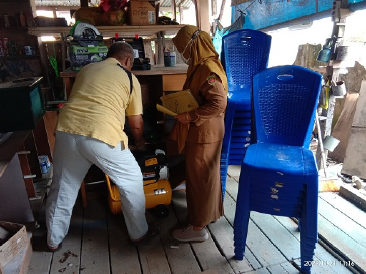 Penyerahan bantuan Pelatihan  alat pembuatan lemari/meubel, CCTV, mesin pompa air, mesin rumput, dan kursi plastik  untuk Warga RT.014 Kelurahan Temindung Permai