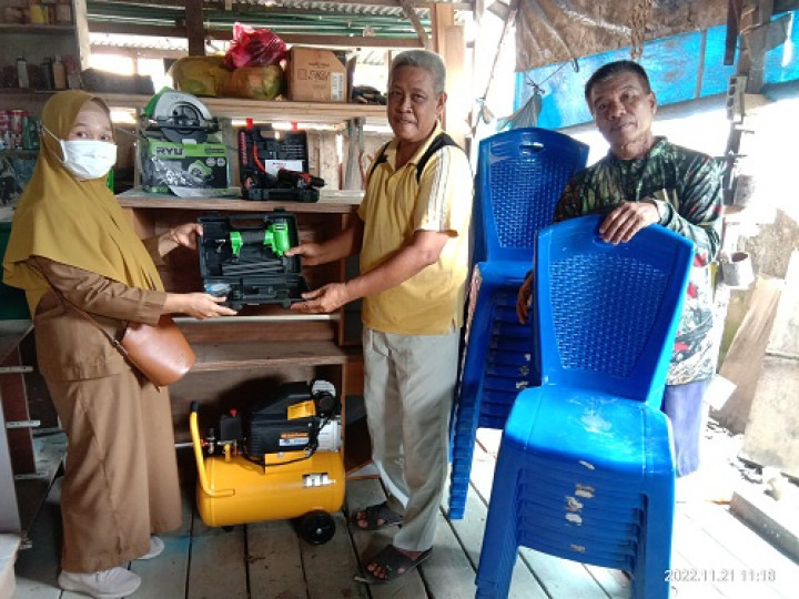 Penyerahan bantuan Pelatihan  alat pembuatan lemari/meubel, CCTV, mesin pompa air, mesin rumput, dan kursi plastik  untuk Warga RT.014 Kelurahan Temindung Permai