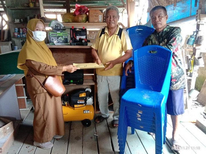 Penyerahan bantuan Pelatihan  alat pembuatan lemari/meubel, CCTV, mesin pompa air, mesin rumput, dan kursi plastik  untuk Warga RT.014 Kelurahan Temindung Permai