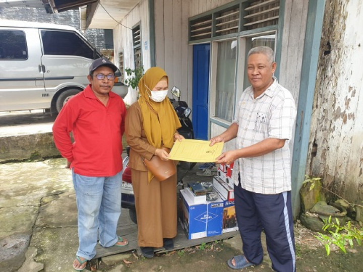 Penyerahan bantuan Pelatihan  alat pembuatan lemari/meubel, CCTV, mesin pompa air, mesin rumput, dan kursi plastik  untuk Warga RT.014 Kelurahan Temindung Permai
