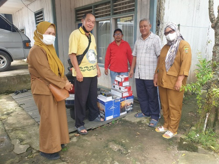 Penyerahan bantuan Pelatihan  alat pembuatan lemari/meubel, CCTV, mesin pompa air, mesin rumput, dan kursi plastik  untuk Warga RT.014 Kelurahan Temindung Permai