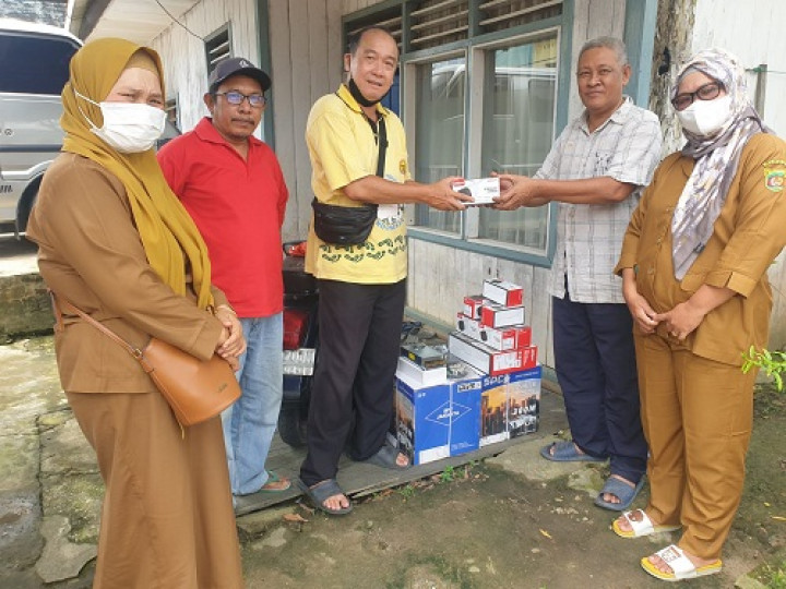 Penyerahan bantuan Pelatihan  alat pembuatan lemari/meubel, CCTV, mesin pompa air, mesin rumput, dan kursi plastik  untuk Warga RT.014 Kelurahan Temindung Permai