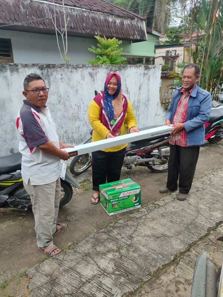 Penyerahan bantuan alat mesin pemotong rumput untuk Warga RT.016 Kelurahan Temindung Permai