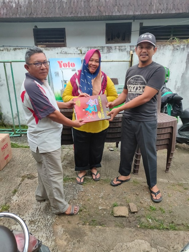 Penyerahan bantuan kursi plastik dan mesin pemotong rumput untuk Warga RT.017 Kelurahan Temindung Permai