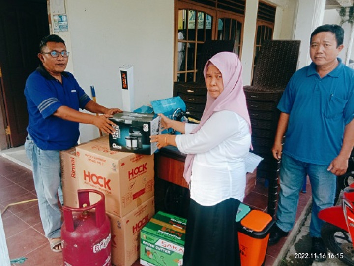 Penyerahan bantuan Pelatihan  alat pembuatan Kue, mesin jahit, dan mesin pemotong rumput untuk Warga RT.018 Kelurahan Temindung Permai