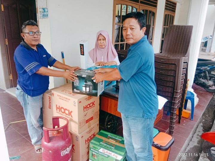 Penyerahan bantuan Pelatihan  alat pembuatan Kue, mesin jahit, dan mesin pemotong rumput untuk Warga RT.018 Kelurahan Temindung Permai