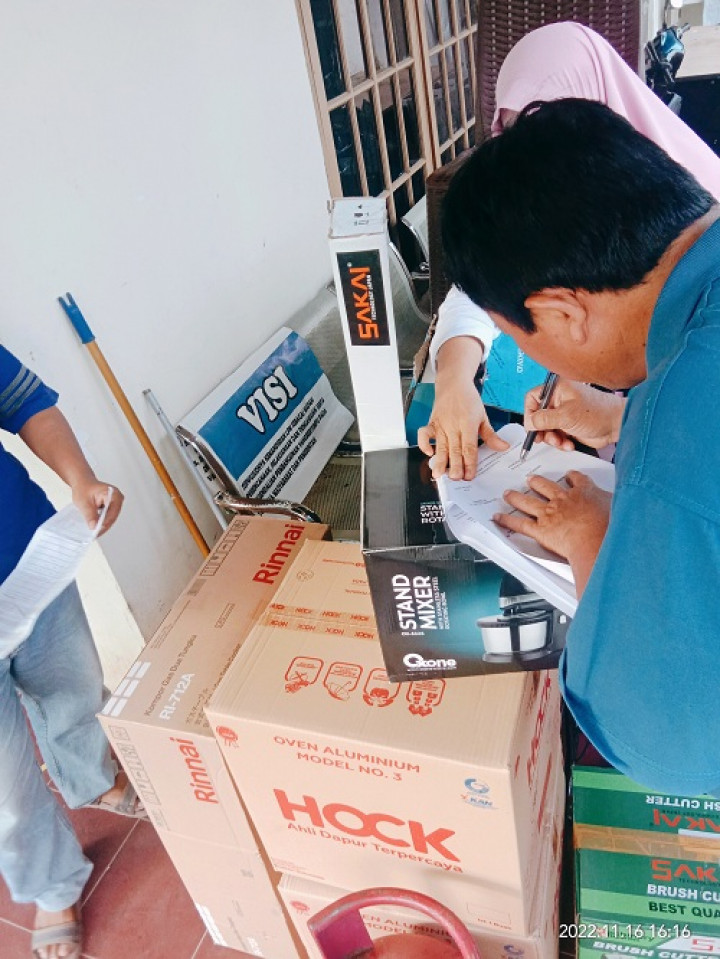 Penyerahan bantuan Pelatihan  alat pembuatan Kue, mesin jahit, dan mesin pemotong rumput untuk Warga RT.018 Kelurahan Temindung Permai