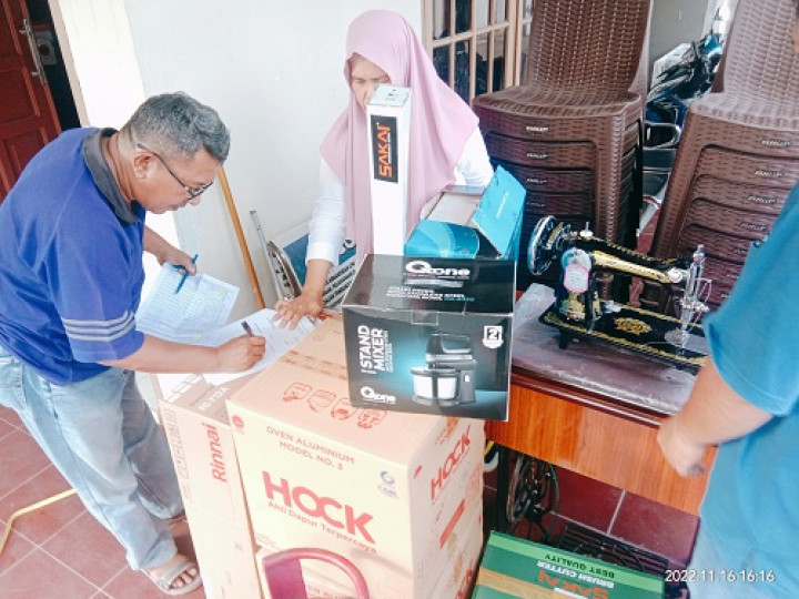 Penyerahan bantuan Pelatihan  alat pembuatan Kue, mesin jahit, dan mesin pemotong rumput untuk Warga RT.018 Kelurahan Temindung Permai