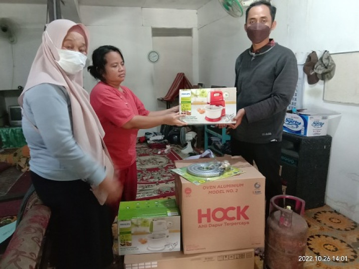 Penyerahan bantuan Pelatihan  alat pembuatan Kue untuk Warga RT.020 Kelurahan Temindung Permai
