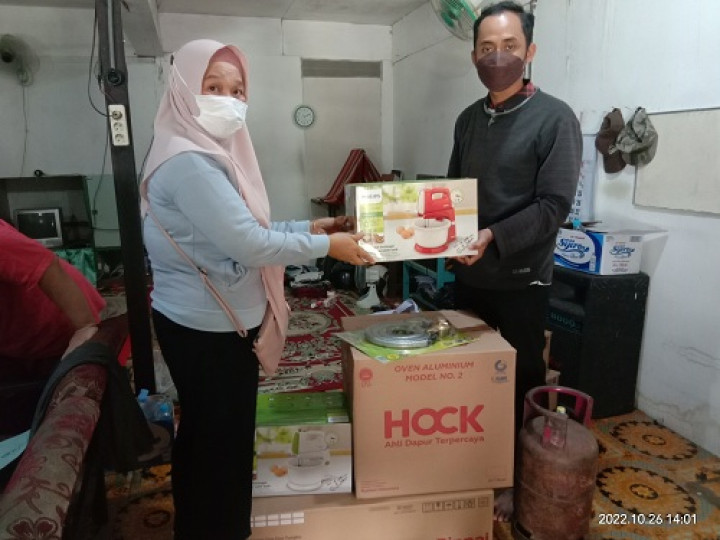 Penyerahan bantuan Pelatihan  alat pembuatan Kue untuk Warga RT.020 Kelurahan Temindung Permai