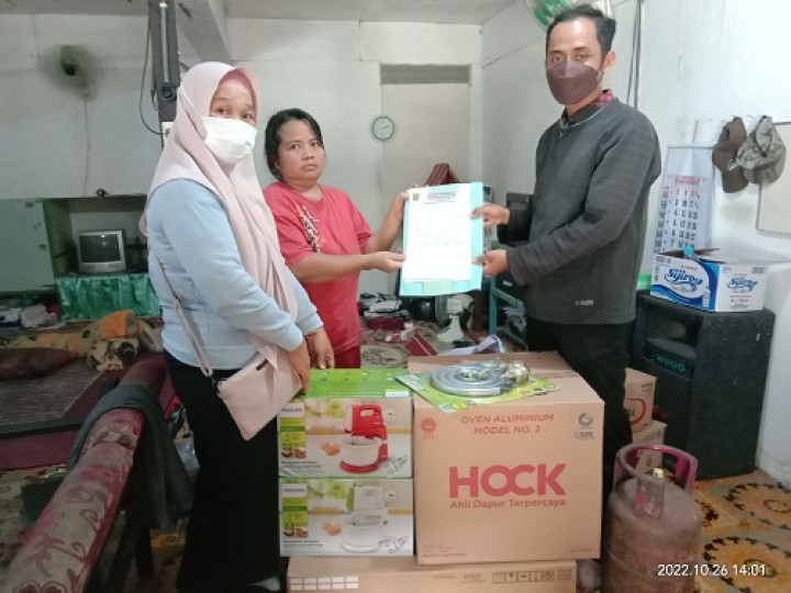 Penyerahan bantuan Pelatihan  alat pembuatan Kue untuk Warga RT.020 Kelurahan Temindung Permai