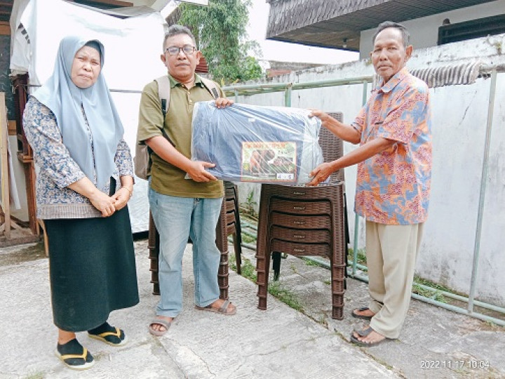 Penyerahan bantuan kursi plastik dan tenda untuk kegiatan Rukun Kematian di Lingkungan RT.021 Kelurahan Temindung Permai