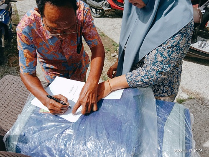 Penyerahan bantuan kursi plastik dan tenda untuk kegiatan Rukun Kematian di Lingkungan RT.021 Kelurahan Temindung Permai