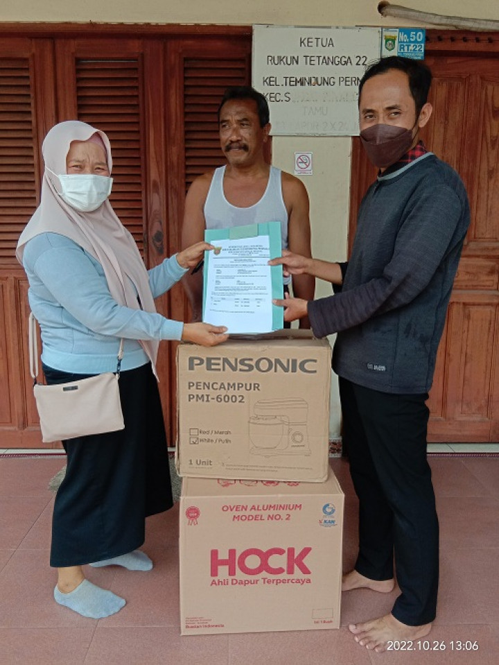 Penyerahan bantuan pelatihan alat pembuatan kue untuk warga di RT.022 Kelurahan Temindung Permai