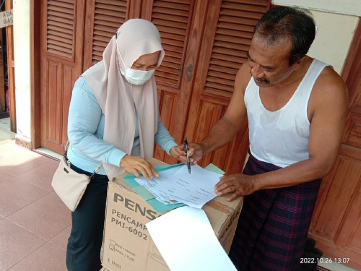 Penyerahan bantuan pelatihan alat pembuatan kue untuk warga di RT.022 Kelurahan Temindung Permai