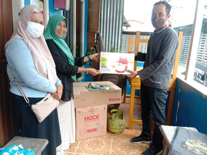 Penyerahan bantuan pelatihan alat pembuatan kue untuk warga di RT.023 Kelurahan Temindung Permai